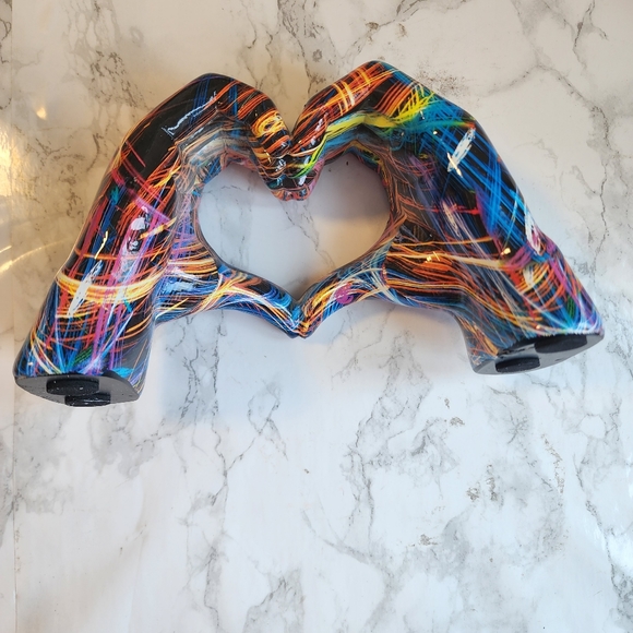 1pc Sculpture of hands with heart in colorful resin POSH LOVE decoration - Picture 7 of 11